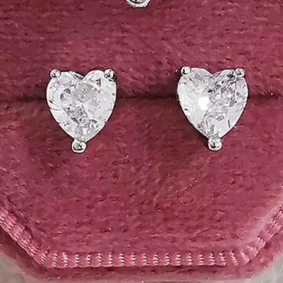 Sterling silver heart 🤍 stud earrings - Picture 4 of 4